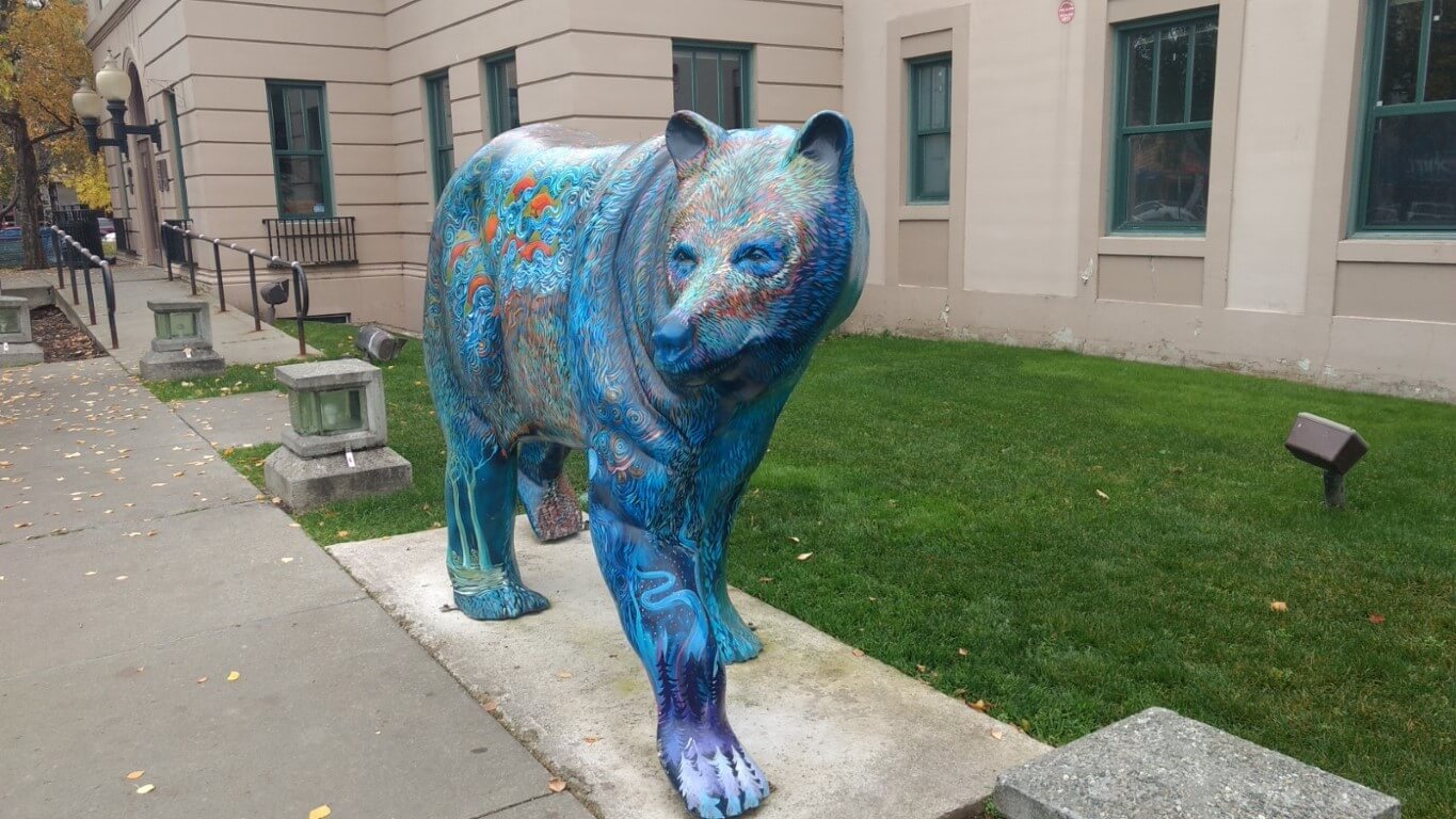 Une des statues d'ours de la ville
