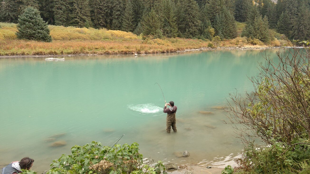 un pêcheur qui lève un saumon