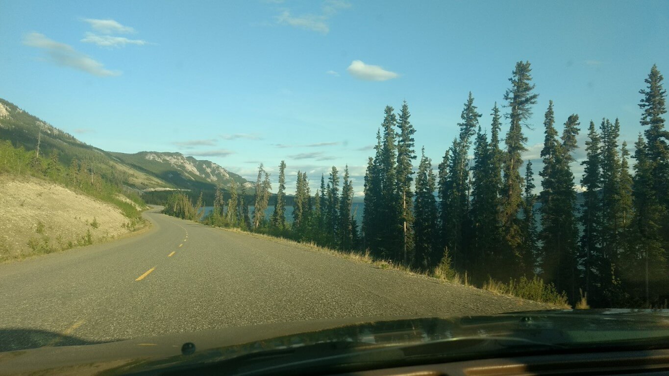 Atlin lake le long de la route