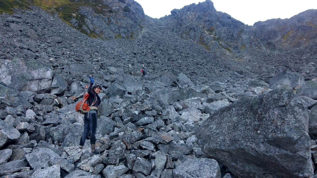 Elaine prĂŞte Ă affronter le mur de pierres, en haut : le CANADA