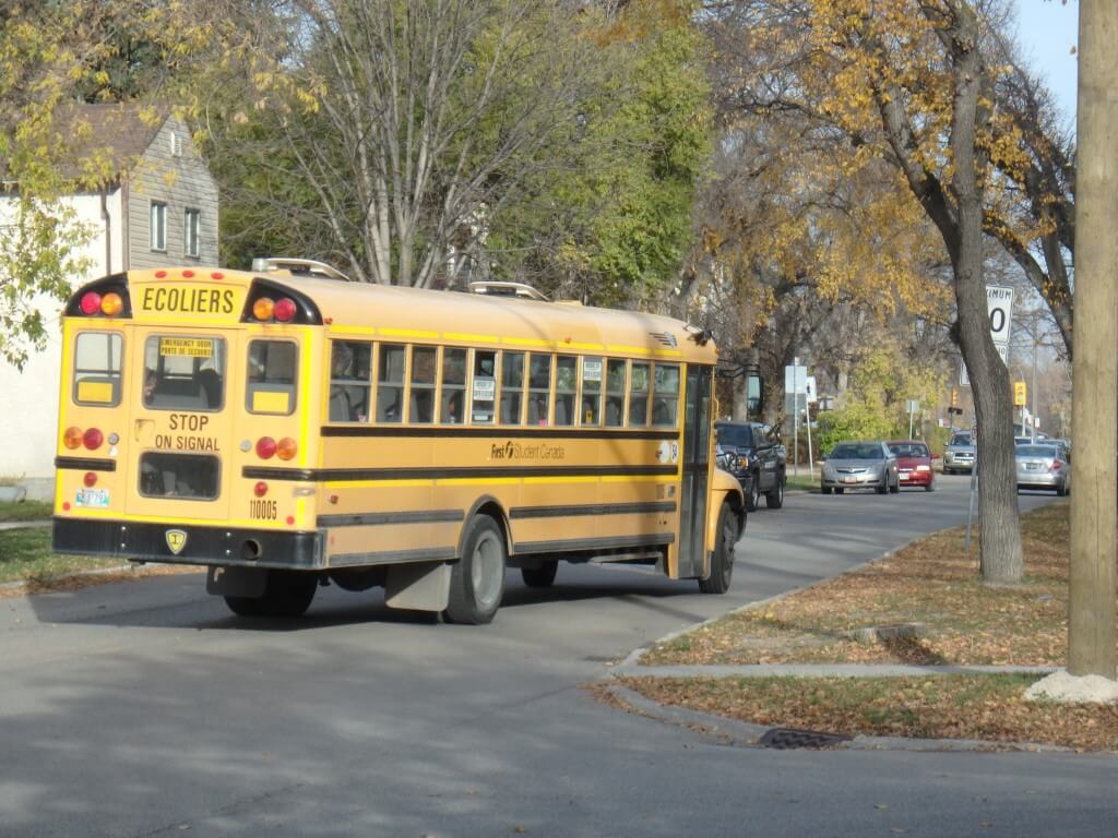 Bus scolaire dans le quartier français
