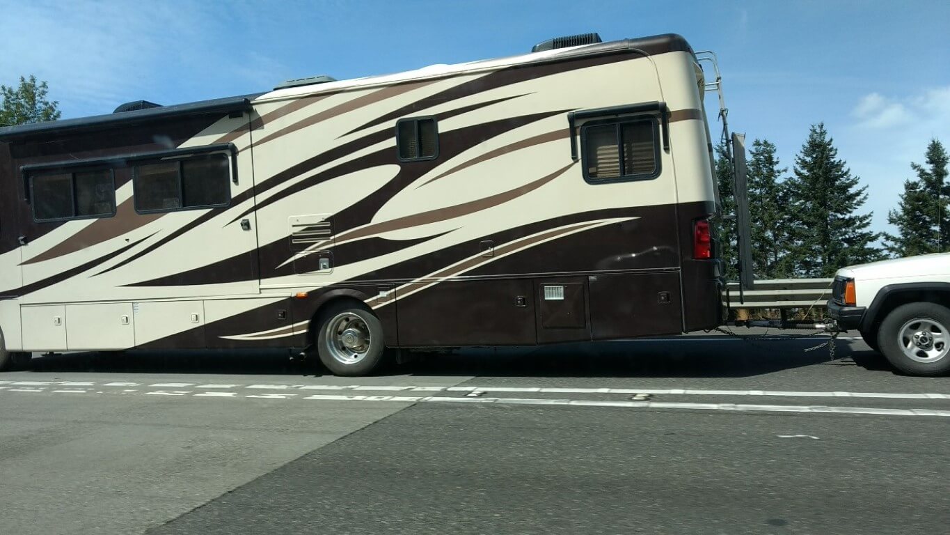 Les campings car américains tractant une voiture…