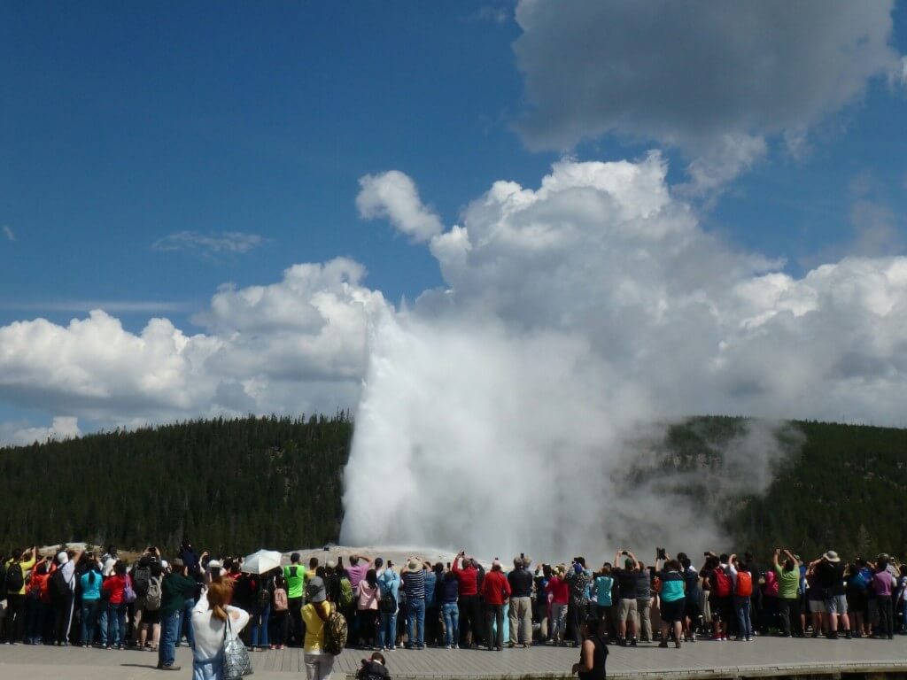 La foule devant Old Faithfull Geyser