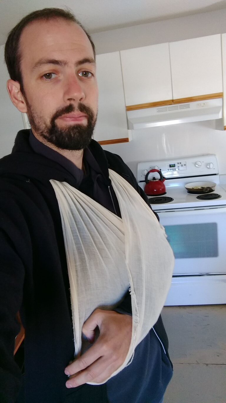 Le bras en écharpe