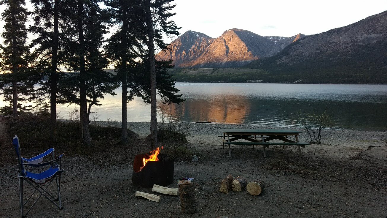 Camping sur la route de Kluane à Kusawa Lake